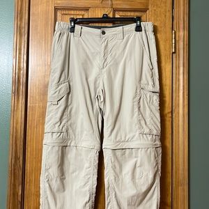 Columbia men’s convertible pants. 32x34. Zip off bottoms to convert to shorts